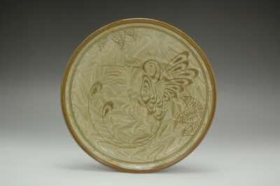 This serving plate was hand-thrown, randomly brushed on white-colored slip with hand-made straw brush and, on top of the slip, hand-carved with hummingbird pattern and leaves.  It comes in 3 sizes - small (18cm in diameter), medium (23cm in diameter) and large (28cm in diameter).